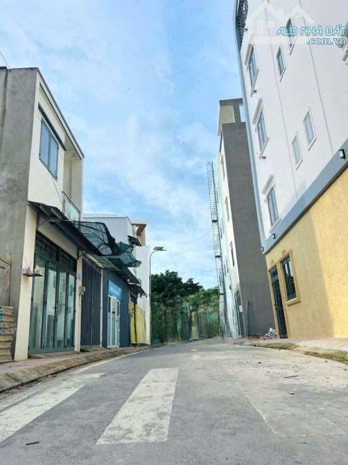 BÁN ĐẤT ĐẸP LIỀN TỈN.H LỘ 10 - KHU TÊN LỬ.A - HẺM ÔTÔ - NH ( 8X18M ) - 2