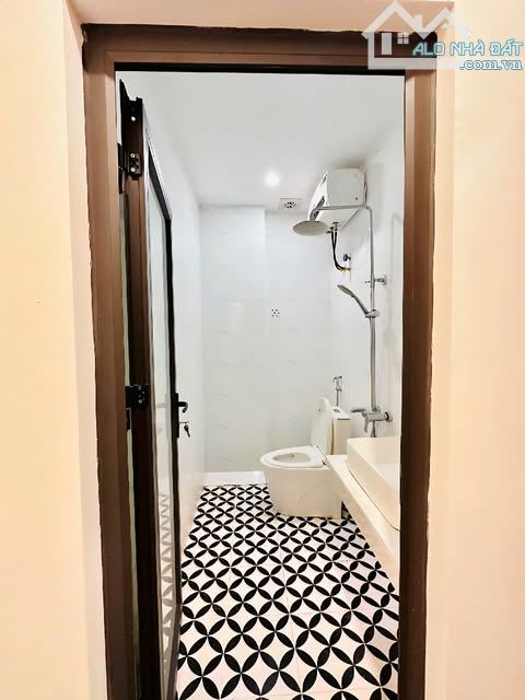 BÁN NHÀ PHỐ TRẠM - LONG BIÊN, 5 TẦNG, Ô TÔ ĐỖ CỔNG, BÃI GỬI XE CẠNH NHÀ - 2
