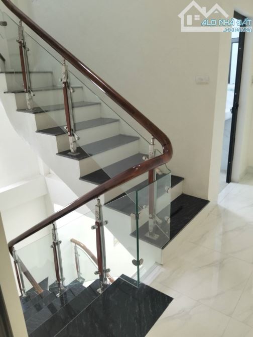 BÁN NHÀ P VƯƠNG THỪA VŨ DT 55M,3 TẦNG. 4,4MT 16 TỶ. - 2