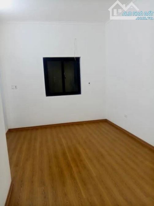 Bán nhà Ngã Tư Sở. DT: 50/60m, 4 tầng, MT: 5m. Ô tô vào nhà.Giá: 13,8 tỷ - 2