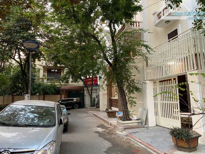 Cho thuê biệt thự đẹp đẳng cấp lô góc KDT Mỹ Đình. DT 220m2, 1 hầm, 4 nổi. Giá 80 tr/thg - 2
