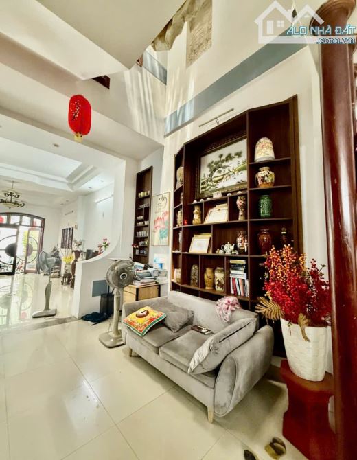 👉 NHÀ 3 TẦNG - NỘI THẤT GỖ SANG XỊN MỊN - VỊ TRÍ VIP - ĐƯỜNG NÚI THÀNH - SÁT DUY TÂN - 2