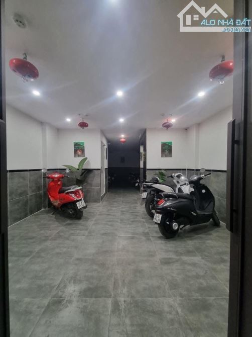 BÁN TÒA CCMN DỊCH VỌNG 70M2 X 6 TẦNG THANG MÁY 18 PHÒNG DÒNG TIỀN 80TR/THÁNG - GIÁ 20.6 TỶ - 2