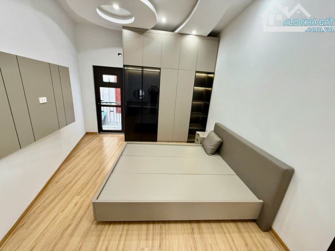 Bán nhà khu vực ba đình. Phố đội cấn. Diện tích 18/23mx4tang.mat tiền 3,5m.dài 3,1m.Tiện í - 3