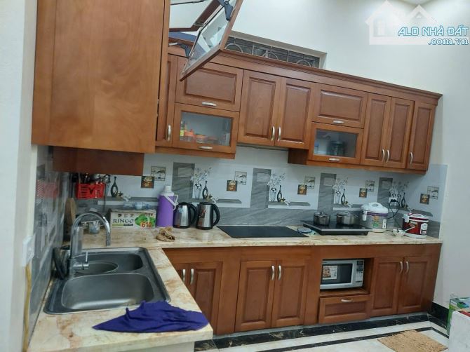 Cho Thuê nhà nguyên căn mặt ngõ 81 phố Trạm -55 m2 - 3 ngủ - ô tô - 3