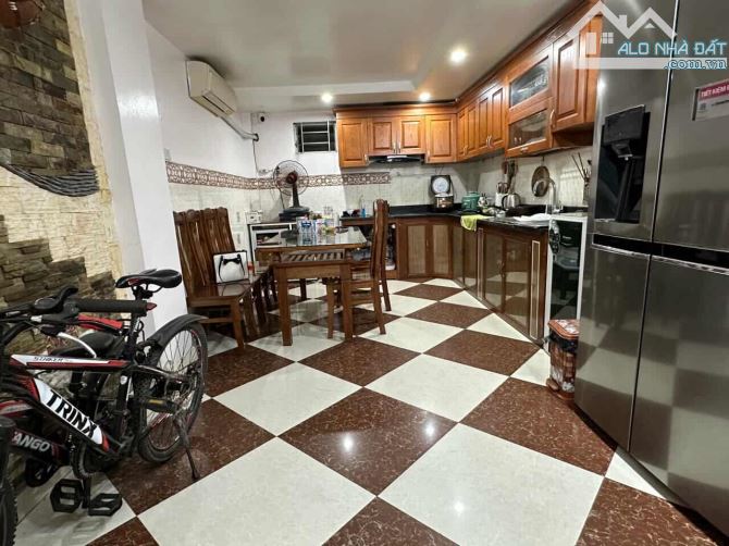 Nguyễn Hoàng Tôn , phân lô tổng cục 2, 40m2 hơn 11 tỷ, nội thất VIP, ô tô, sát phố - 3