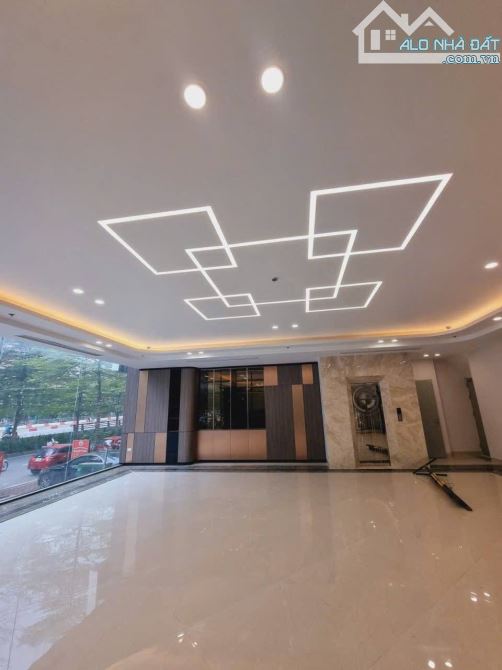 Bán tòa nhà Văn Phòng hàng A mặt phố Đường Láng - DT 242m2 - MT 22m2  - 12 tầng  mới cong - 3
