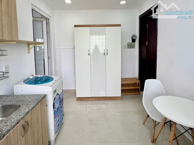 Căn hộ ngay trung tâm quận 1, bancol đón nắng + máy giặt riêng, gần UEH, cầu Bông, quận 3 - 3