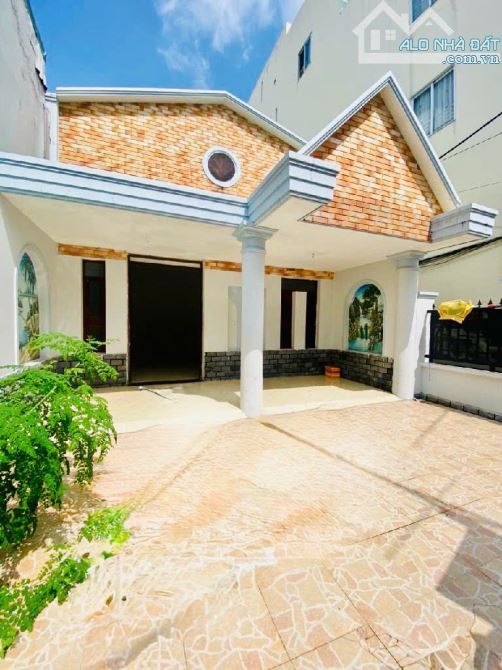 NHÀ GIẢ BIỆT THỰ  SÂN RỘNG 20M - LÂM VĂN BỀN - XE HƠI TẬN NHÀ -DT 118M2 - NHỈNH 8 X - 3
