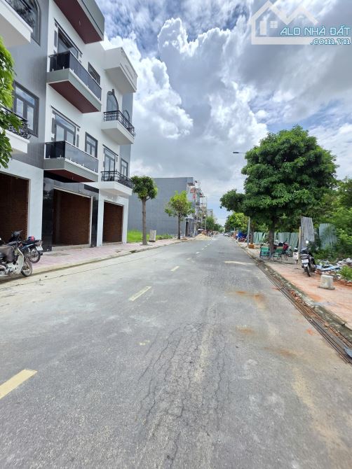 Bán đất đầu cổng trục chính, gần vòng xoay p.An Phú, Tp.Thuận An chỉ 3,7 tỷ /lô TL M7581 - 3