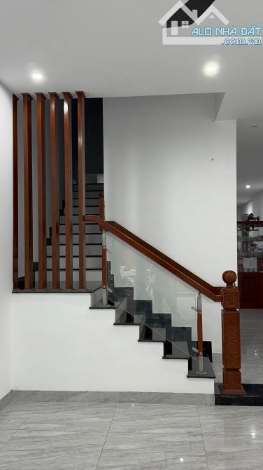 CẦN TIỀN GẢ NHANH HOÀNG TỬ 3 TẦNG THANG MÁY SỊN SÒ- MẶT TIỀN VIP VĂN TIẾN DŨNG_NHỈNH 11 TỶ - 3