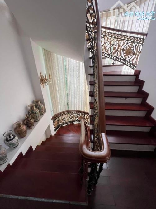 Bán Biệt Thự Công Viên Cầu Giấy  - Đường lớn 5 Ô tô tránh - 326,3m2 * 4T + 1 hầm - 95 tỷ - 4