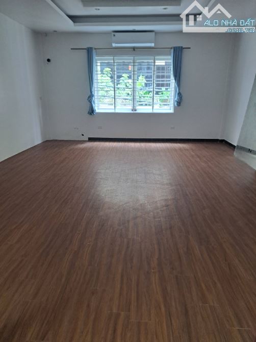Cho thuê nhà ngõ 238 đường Hoàng Quốc Việt, Dt 120m2 xây dựng 90m2 x 4 tầng 2 mặt tiền - 4
