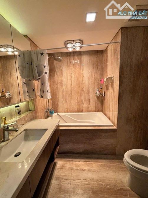 Nhà lô góc Trương Định, thông hai mặt ra ô tô tránh, ngõ rộng,  KCBT, 42m2, 6 tỷ 8 - 4