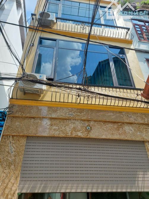 Cho Thuê nhà nguyên căn mặt ngõ 81 phố Trạm -55 m2 - 3 ngủ - ô tô - 4