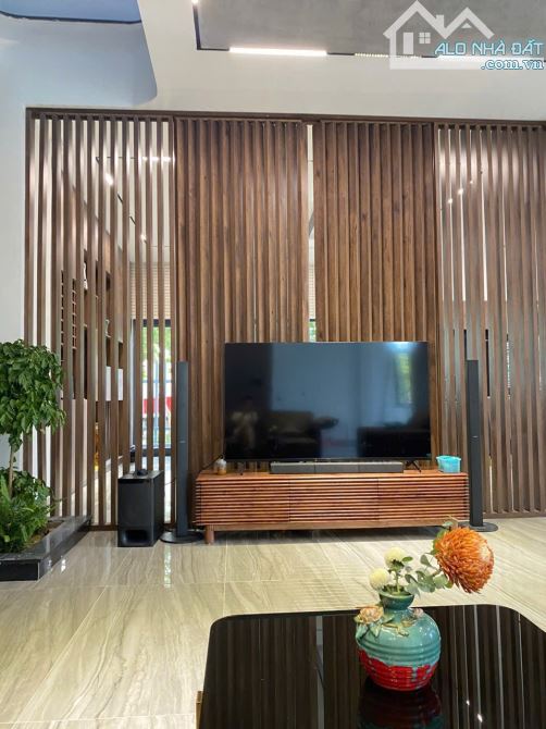 CĂN GÓC 2 MẶT TIỀN ĐƯỜNG TRẦN LÊ- NAM HOÀ XUÂN- 4 TẦNG- DT 135M2- NGANG 8,7M- CHỈ 10,8 TỶ - 4