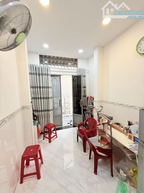 Hẻm 72 Huỳnh Văn Bánh, Phú Nhuận, 2 tầng, 2 WC, 1 phòng ngủ, chỉ nhỉnh 2 tỷ - 4