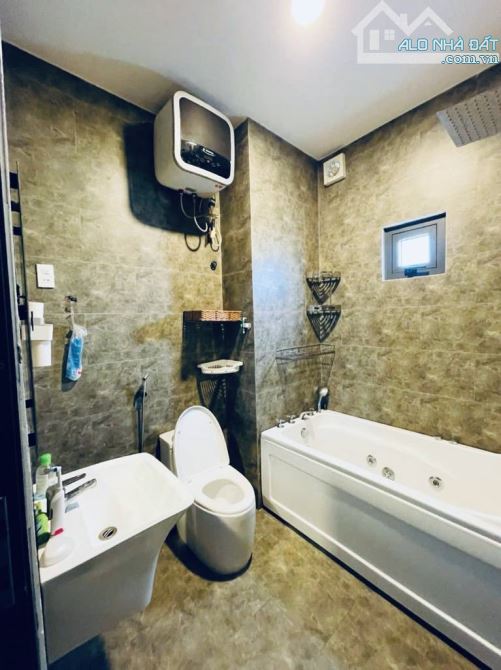 Nhà hẻm 1 sẹc, 53m2, đúc 3 tầng, cực đẹp, P Khánh hội, nhỉnh 5 tỉ - 4