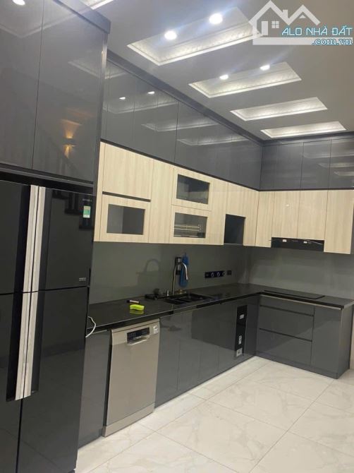 THẠCH BÀN - Cổ Linh - Lô Góc -   6Tầng - Thang Máy - O Tô Vào Nhà -  50 m ra mặt phố -  DT - 4