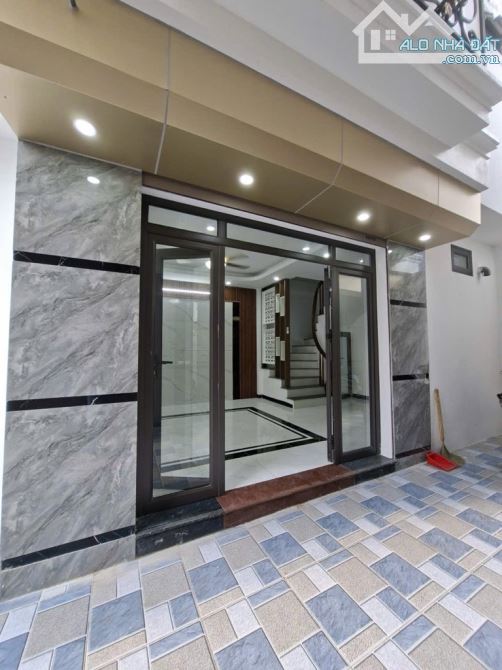 NHÀ ĐẸP BÁT KHỐI - Ô TÔ ĐỖ CỔNG - MỚI TINH 5 Tầng CHỈ HƠN 5 TỶ - 5
