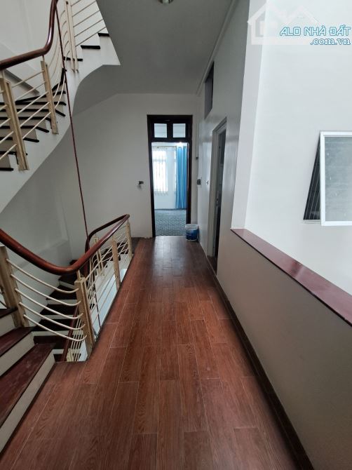 Cho thuê nhà ngõ 238 đường Hoàng Quốc Việt, Dt 120m2 xây dựng 90m2 x 4 tầng 2 mặt tiền - 5