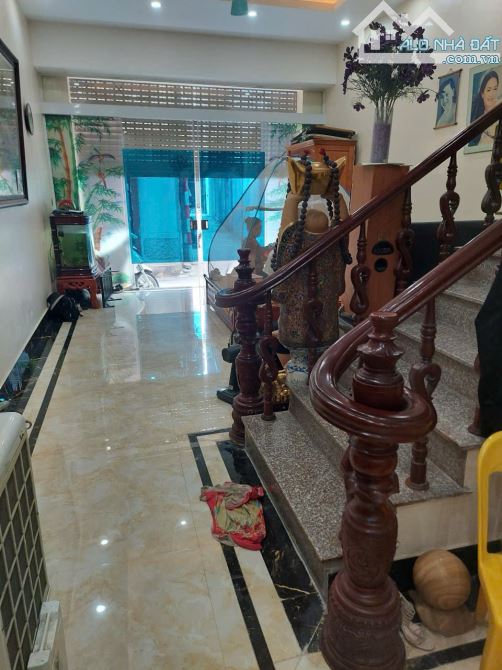 Cho Thuê nhà nguyên căn mặt ngõ 81 phố Trạm -55 m2 - 3 ngủ - ô tô - 5