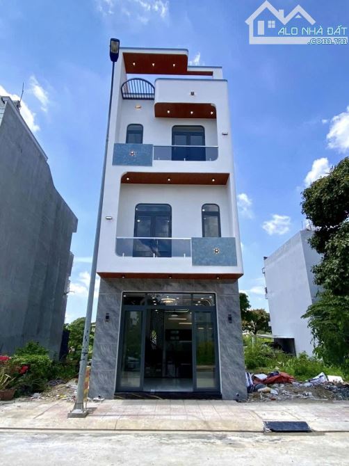 BÁN NHÀ 2 LẦU Ở BÌNH CHUẨN-THUẬN AN, CÁCH DT 743 CHỈ 100M, 3PN, 4WC - 5