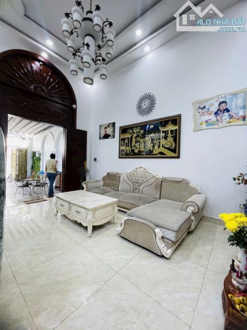 BIỆT THỰ 3 TẦNG, MẶT TIỀN SỐ - NGUYỄN THỊ ĐỊNH, QUẬN 2 - 5