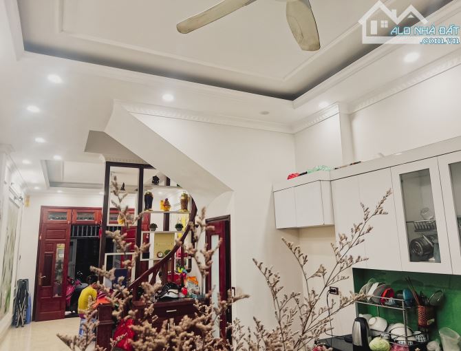 BÁN NHÀ PHÂN LÔ NGUYỄN KHÁNH TOÀN, 60M2, 2 MẶT THOÁNG, CÁCH PHỐ 15M, NGÕ RỘNG, GIÁ 14 TỶ - 5