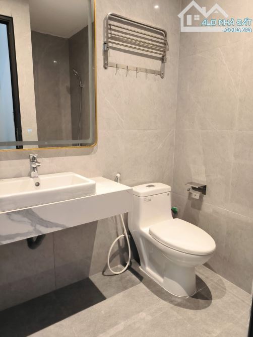THẠCH BÀN - Cổ Linh - Lô Góc -   6Tầng - Thang Máy - O Tô Vào Nhà -  50 m ra mặt phố -  DT - 5