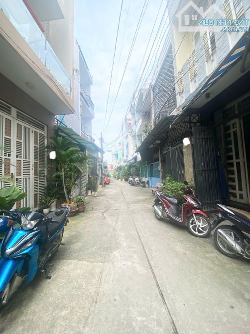 LÊ VĂN QUỚI, 4X10, 3 TẦNG ĐÚC, HXH TỚI NHÀ, SÁT MT, BÌNH TÂN GIÁP TÂN PHÚ, CHỈ 5.x TỶ - 6