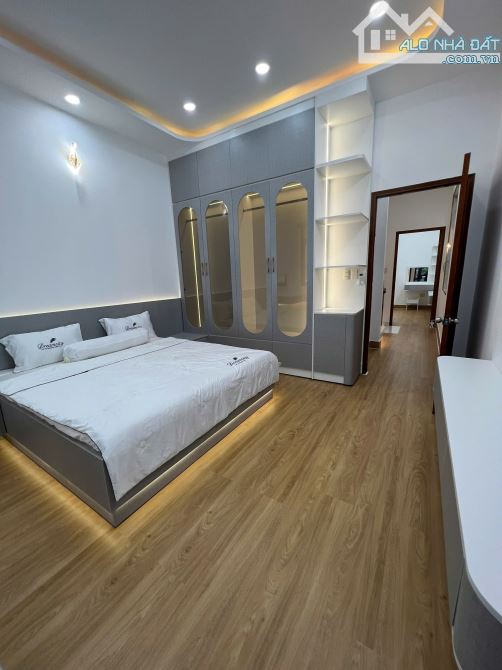 BÁN NHÀ 3 TẦNG FULL NỘI THẤT 4X16 ÔTÔ ĐỖ CỬA CẠNH PMH QUẬN 7  - CHỈ NHỈNH 6TỶ - 7