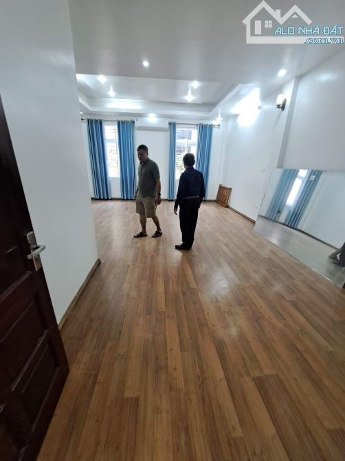 Cho thuê nhà ngõ 238 đường Hoàng Quốc Việt, Dt 120m2 xây dựng 90m2 x 4 tầng 2 mặt tiền - 8