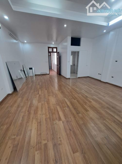 Cho thuê nhà ngõ 238 đường Hoàng Quốc Việt, Dt 120m2 xây dựng 90m2 x 4 tầng 2 mặt tiền - 9