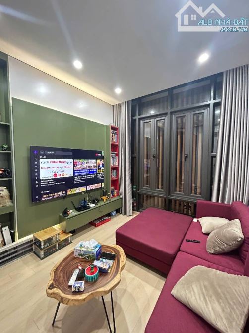 Bán nhà Nguyễn Lương Bằng. Nhà 8 ngủ - ngõ thông - ba gác phi - gần Ô tô - 9