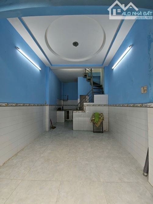 Cách mặt tiền xe hơi  10 m Q4 CÓ 3 TỶ