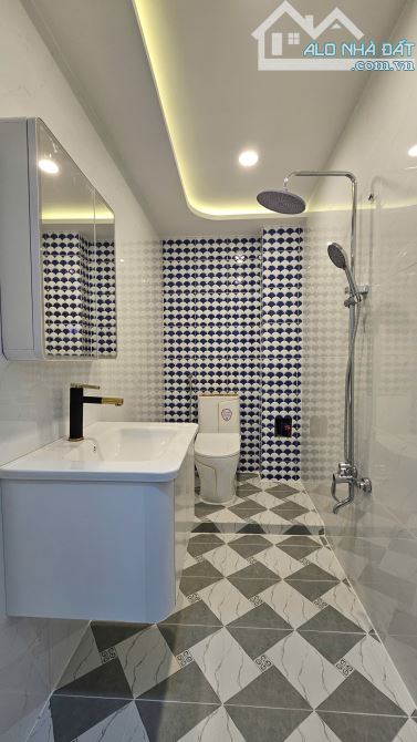 CẠNH Phú Mỹ Hưng VIP nhất VN phú Thuận Q 7 Ngang 4 dài 15 M CÓ 83 TRIỆU M2 3 TẤM MỚI