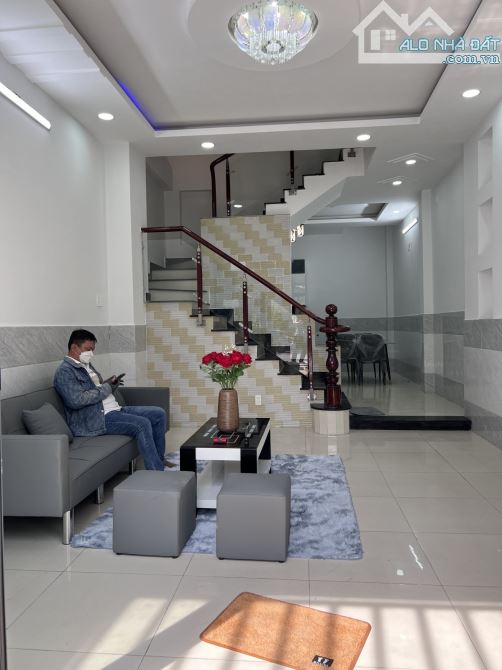 Bán nhà đẹp 3 tầng ,hẻm xe hơi .Huỳnh Tấn Phát,Nhà Bè.Giá 5.75 tỷ.