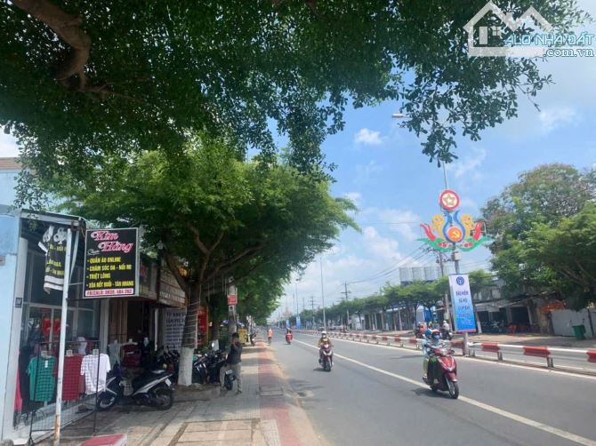 Nhà mặt tiền đường Phạm Hùng khu dân cư đông đúc