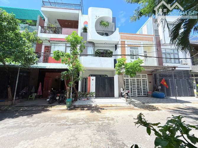 Nhà Đẹp lung linh, mặt tiền đường Hoà Minh 14, Gần biển