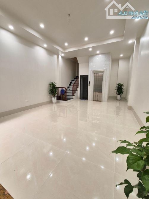 Bán nhà phố Tôn Đức Thắng, Đống Đa 40m, 6 tầng, mt 4.8m. Giá: 17.3 tỷ