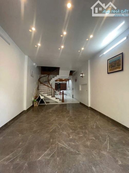 Bán nhà 4 tầng mặt đường Lê Đại Hành gần công viên kỳ bá