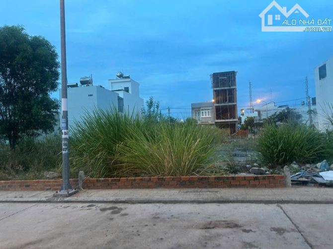 Bán đất TĐC Hòn Rớ 2 sổ sẵn xây tự do cách sông 50m  -------- Diện tích : 100m2 ngang 5m