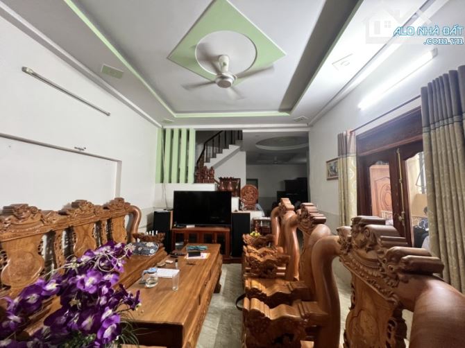 Bán nhà 2 Tầng LÔ GÓC 2 MT hẻm,SHR đường 2 xe hơi,gần trường TH Dĩ An