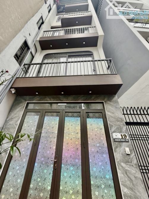 Bán Nhà Thạch Bàn 6.9 tỷ-42m2-TRUNG TÂM-FULL NỘI THẤT CỰC XỊN-3 NGỦ-HIẾM-SÂN RỘNG THOÁNG