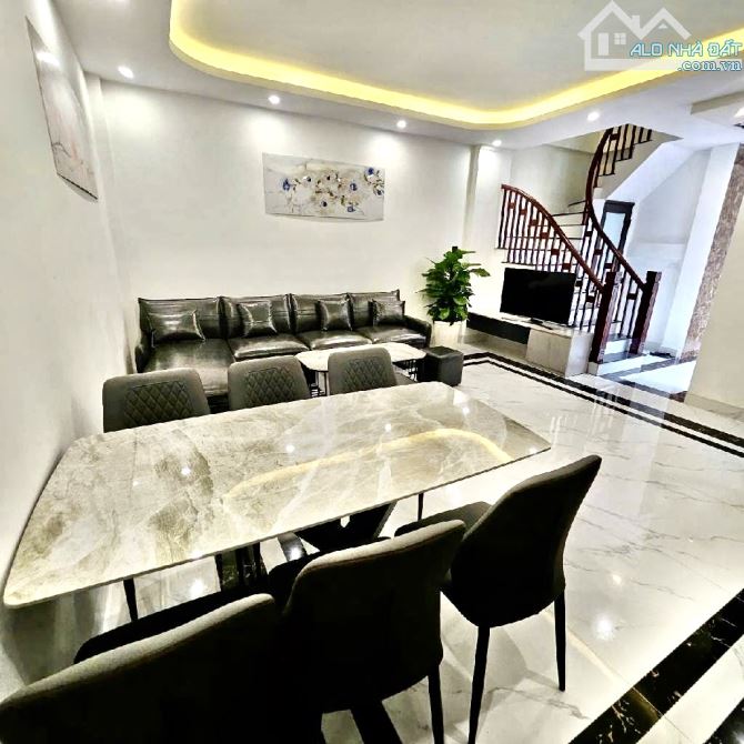 Bán Nhà Thạch Bàn 68m2-hơn 8 tỷ-Ô TÔ ĐỖ CỔNG-THANG MÁY-FULL NỘI THẤT-4 NGỦ-SÁT CHUNG CƯ TB