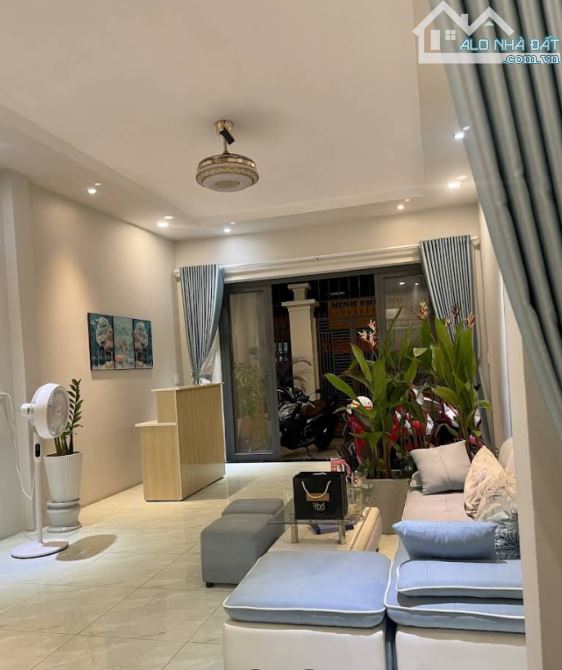 Bán nhà Mặt tiền Huỳnh Thị Hai gần chợ, DT: 4x21m, giá 7.85 tỷ tl