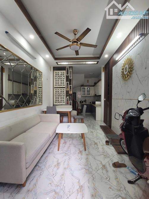 Cho thuê nhà Nguyễn Chính, Hoàng Mai 4 tầng x 30m2, 3 ngủ, 4 WC, 12 Triệu