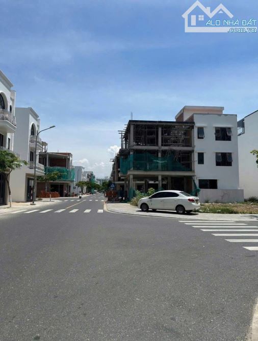 HÀNG NGỘP BÁN GẤP LÔ 206M2 ĐỐI DIỆN VINCOM LONG THÀNH NGAY Đ. LÊ DUẨN GIÁ 2TỶ3 - SHR