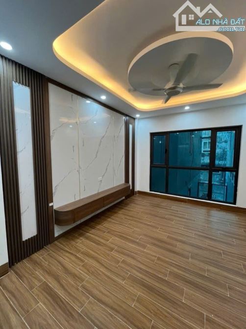 🔥💯🏡  Nhà trung tâm Thạch Bàn, Long Biên. 1 NHÀ RA PHỐ. THANG MÁY chạy êm ru, 36 m2, 8